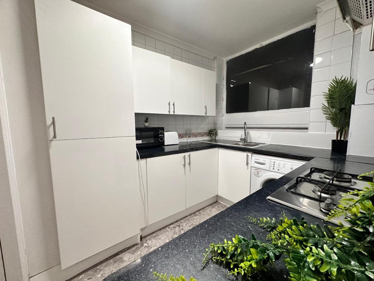 Posh 2-Bedroom, Living Room, Kitchen & 1.5 Bathroom London Exterior photo
